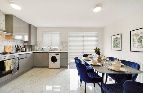 London Borough of Ealing House | Spacious House in Wembley - Sleeps 14