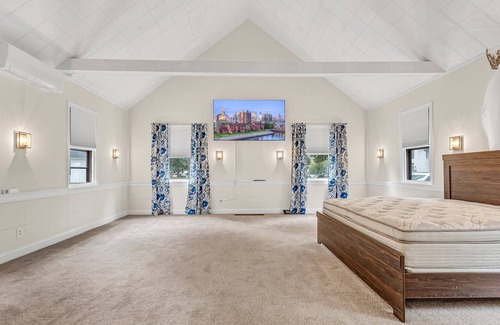 Youngstown House | Spacious House in Youngstown! Great for Couples and Families