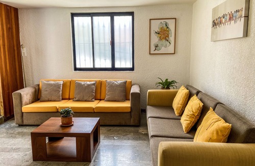 Reforma House | Spacious house w/parking only 7 min to downtown!