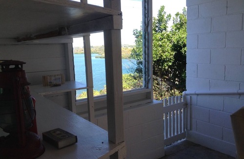 Seatons Village House | Spacious House overlooking Bay