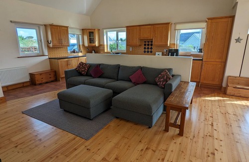 Ballinskelligs House | Spacious house right by the sandy, blue flag Ballinskelligs beach, pub, & cafe.
