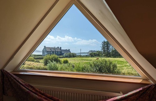 Ballinskelligs House | Spacious house right by the sandy, blue flag Ballinskelligs beach, pub, & cafe.