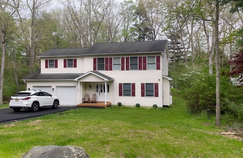 East Stroudsburg House | Spacious House for the Perfect Pocono Getaway