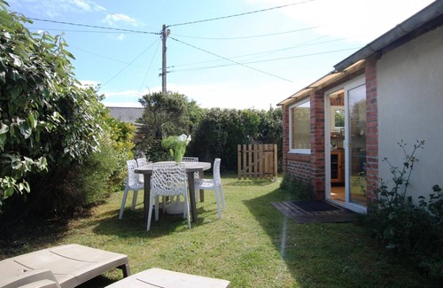 Saint-Marcouf Cottage | Spacious house with fireplace and terrace, near the beach