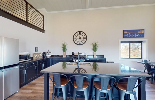 Breckenridge House | Spacious house with private patio with water views & full kitchen
