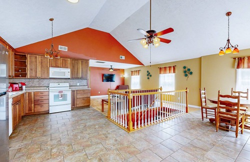 Counce House | Spacious house with free wifi, private W/D - dog friendly
