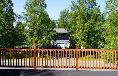 Abbott Loop House | Spacious & immaculate 2 bd townhome in the heart of Anchorage.