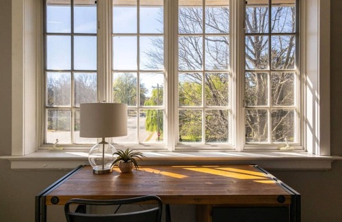Hyde Park Apartment | Spacious in Hyde Park with Patio