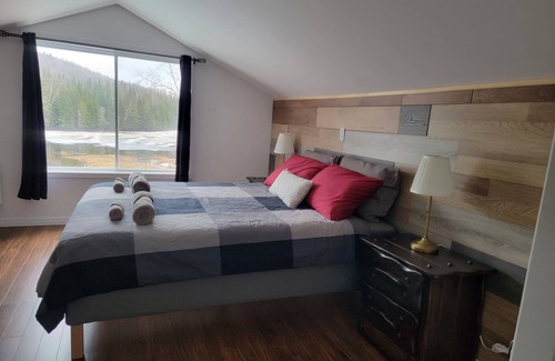 Riviere-Rouge Ski Chalet | Spacious Isolated Chalet with private lake & swimming pool & SPA and more ,,,