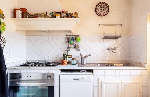 Capanne-Prato-Cinquale Apartment | Spacious Apartment "Casa Caterina" with shared Garden, Terrace, A/C & Wi-Fi