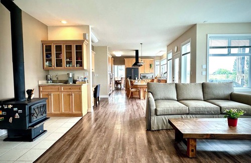 Point Roberts Villa | Spacious King Bedroom with Great Views: A Master Retreat”