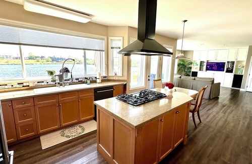 Point Roberts Villa | Spacious King Bedroom with Great Views: A Master Retreat”