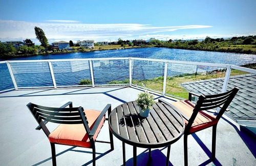 Point Roberts Villa | Spacious King Bedroom with Great Views: A Master Retreat”