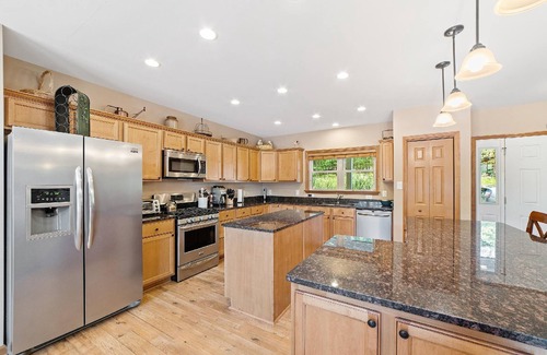 Kabletown House | Spacious Lake House - Walk to the A.T.!