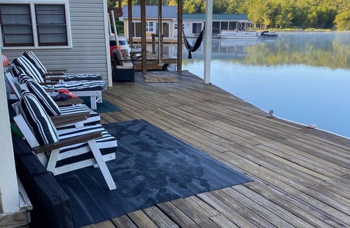 Landrum House | SPACIOUS LAKE LANIER LAKE HOUSE RETREAT WITH TESLA CHARGING 25 MIN FROM TIEC