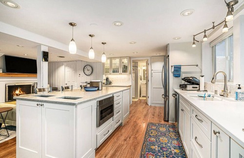 Vandalia House | Spacious Lake Stay Hot Tub 11 Bed Pool Table