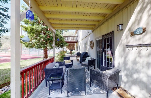 Bass Lake House | Spacious lake view townhouse near Yosemite w/hot tub & pool access, AC, & WiFi