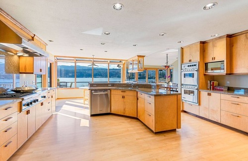 Bellingham House | Spacious Lake Whatcom Waterfront Home - Luxury from Sunrise to Sunset!