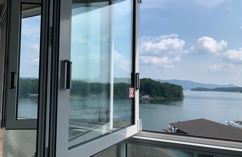 Huddleston Condo | Spacious lakefront condo w/shared pool, hot tub, tennis court, private balcony