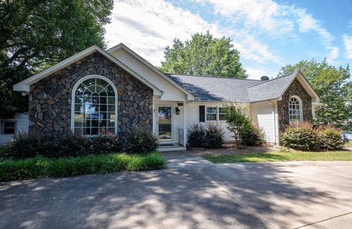 Norwood House | Spacious Lakehouse, Huge Flat Yard, Premium Linens Included!