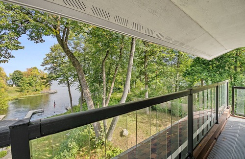 Amery House | Spacious lakeside retreat