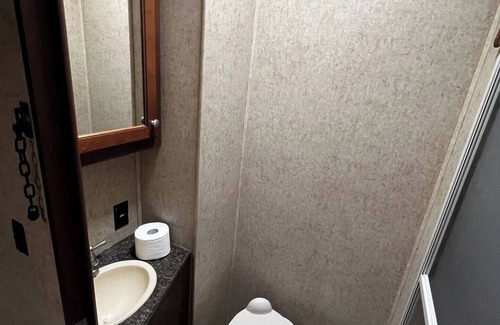Bridgeport House | Spacious Lakeside Travel Trailer: Ultimate Comfort Awaits