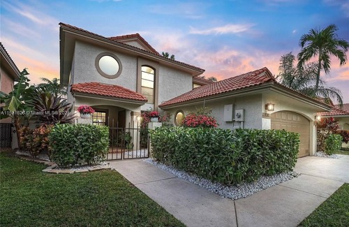 Deerfield Beach Villa | Spacious Lakeview 3-BR Oasis with Pool & HotTub in Deerfield Beach,FL
