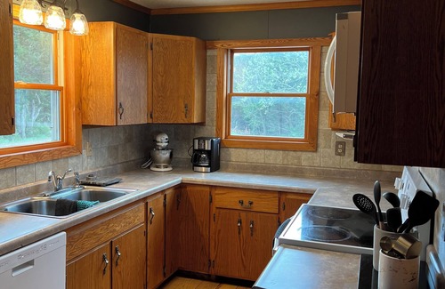 Crofton Cabin | Spacious Lakeview Cabin Minutes from Private Beach