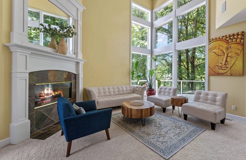 Pleasant Valley House | Spacious Large House - WiFi, AC, Free Parking, Office!