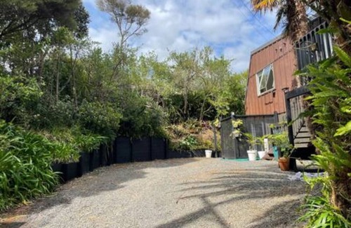 Raglan House | Spacious large sun drenched house, with Sea & bush views, 20 mins walk to town.