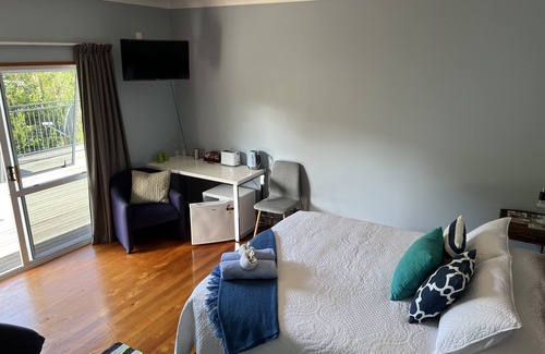 Kekerengu Cabin | Spacious Lodge ,Seaviews,2 minutes from beach.