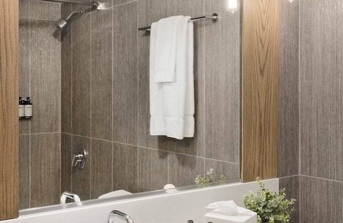 Teton Village Hotel | Spacious Lodge-style Rooms w/Mountain Views & Heated Pool in Teton Village