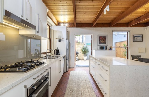 North Fremantle House | Spacious Loft House close to River Walks and Pristine Beach!