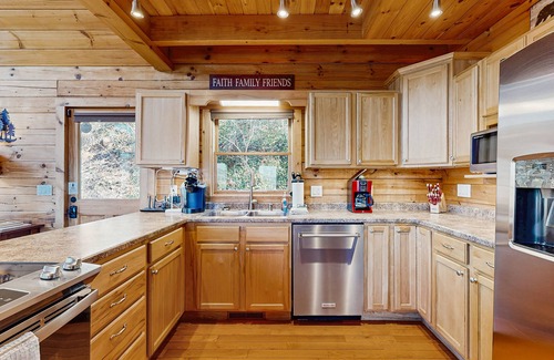 Sylva Cabin | Spacious log cabin with spectacular mountain views - private hot tub & sauna