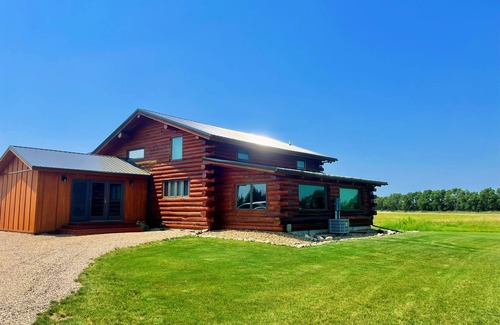 Pierre Cabin | Spacious Log Cabin with Stunning River Views – Private Retreat Close to Pierre
