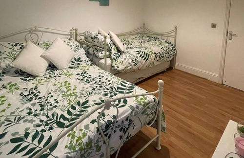 Tottenham House | Spacious London House near Tottenham Hotspur Stadium - Sleeps 16
