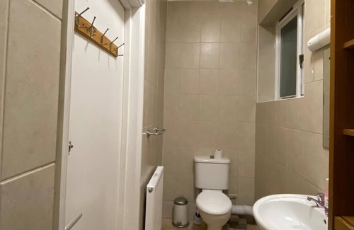 Tottenham House | Spacious London House near Tottenham Hotspur Stadium - Sleeps 16