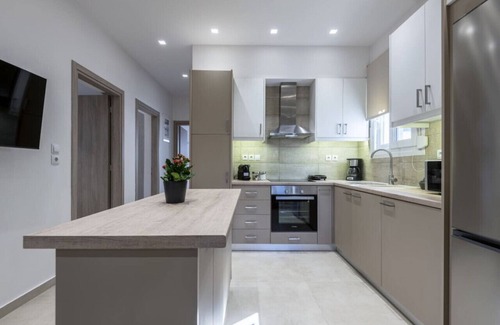 Kos Apartment | Spacious & Luxe 3 BR Downtown
