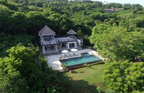 Temukus Villa | Spacious Luxurious Villa With Amazing Views on the Hills and the Sea