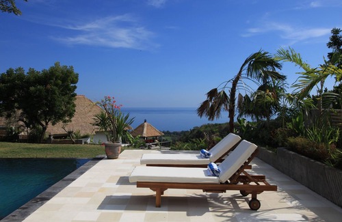 Temukus Villa | Spacious Luxurious Villa With Amazing Views on the Hills and the Sea