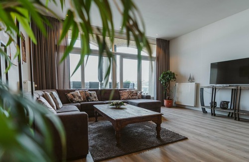 Ouddorp House | Spacious, luxuriously furnished apartment for 10 persons with beautiful view on the port of Port Zelande, near the Noordzee and on the Grevelingenmeer.
