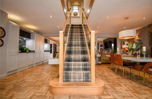 Ellesmere Port House | Spacious Luxury 4BDR Sleeps 6 Private Driveway