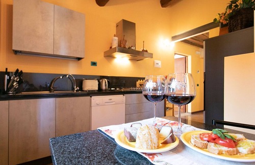 Siena House | Spacious Luxury Apartment: pool, stunning views, 15-min walk from Siena center!