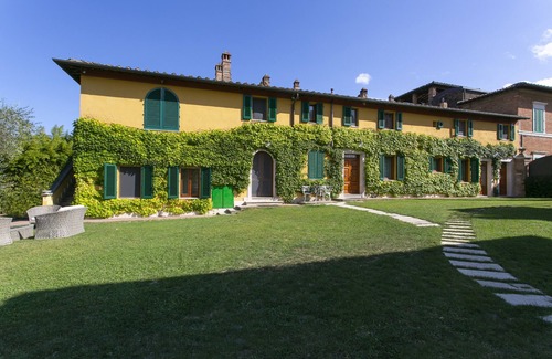 Siena House | Spacious Luxury Apartment: pool, stunning views, 15-min walk from Siena center!