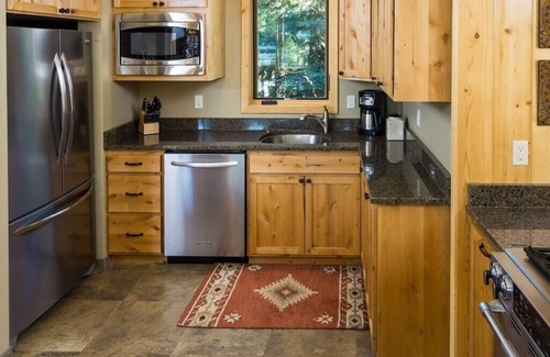 Bend Cabin | Spacious Luxury Cabin/Home on Private Lake w/Hot Tub & Amazing Views - Bend