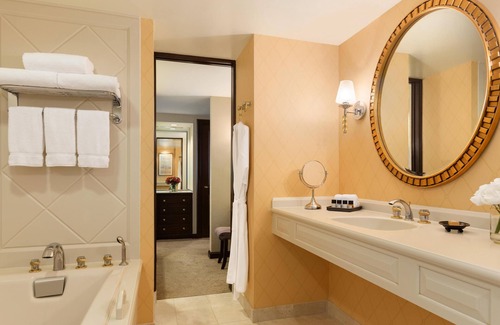 Downtown Wilmington Hotel | Spacious Luxury King Room -Separate Sitting Area -Free Wifi -Deep Soaking Tub