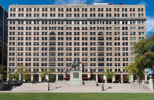 Downtown Wilmington Hotel | Spacious Luxury King Room -Separate Sitting Area -Free Wifi -Deep Soaking Tub