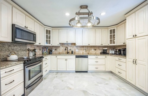 Boynton Beach House | Spacious Luxury Oasis + Heated Pool+Jacuzzi+8P Tiki Bar- Beach Vibes Awaits You!
