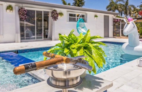 Boynton Beach House | Spacious Luxury Oasis + Heated Pool+Jacuzzi+8P Tiki Bar- Beach Vibes Awaits You!