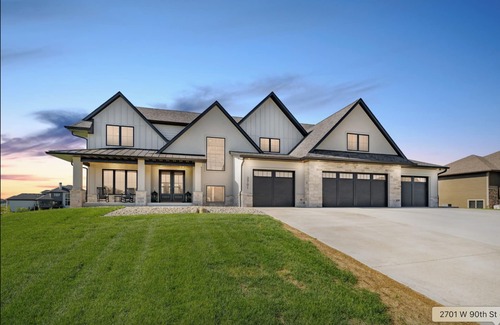 Sioux Falls House | Spacious Luxury Retreat – Private Pool, Gym, 5 Ensuite Bedrooms